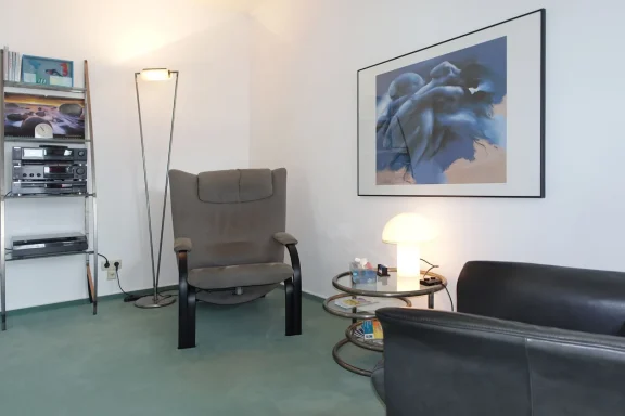 Intimer Besprechungsraum mit zwei bequemen Sesseln.