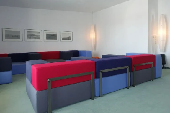 Sofalandschaft mit farbenfroher Möblierung