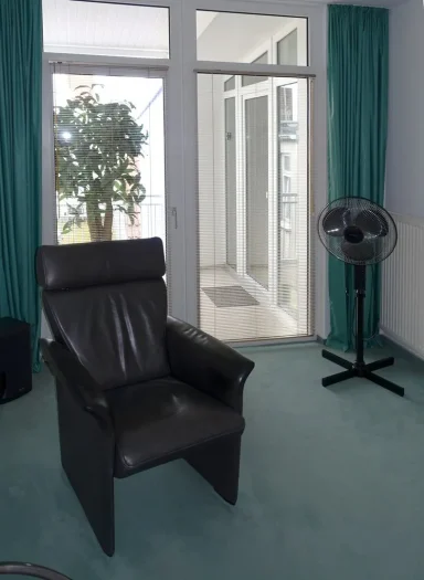 Schwarzer Ledersessel vor einem Fenster 